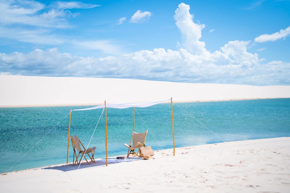 Dunas brancas e lagoa de água doce nos Lençóis Maranhenses.